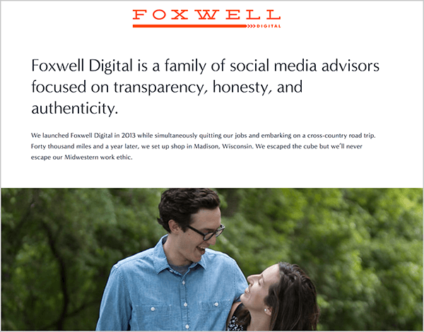 Andrew Foxwell driver Foxwell Digital med sin fru. På deras webbsida visas Foxwell Digital-logotypen högst upp följt av texten, ”Foxwell Digital är en familj av sociala medierådgivare fokuserade om öppenhet, ärlighet och äkthet. ” Nedanför denna text är foto av Andrew och hans fru som tittar på varandra framför gröna, lövrika träd.