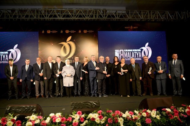 Şener Şen fick "Honor Award" från Cem Yılmaz hand