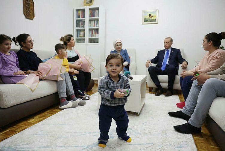 President Recep Tayyip Erdoğan och hans fru Emine Erdoğan besökte familjen som överlevde jordbävningen