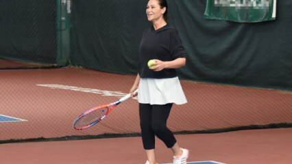 Hülya Avşar spelade tennis hemma!