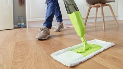 Bör golven torka av med en bult eller mopp? 