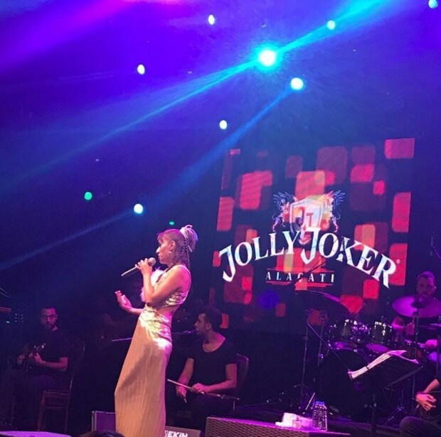 Yıldız Tilbe gjorde ett konto på konserten!