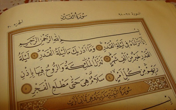 Läsning av Surah Kadir och arabiska