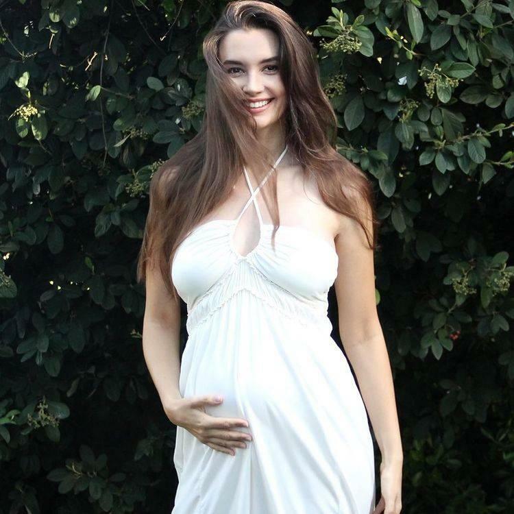  Leyla Lydia Tuğutlu graviditetsställning