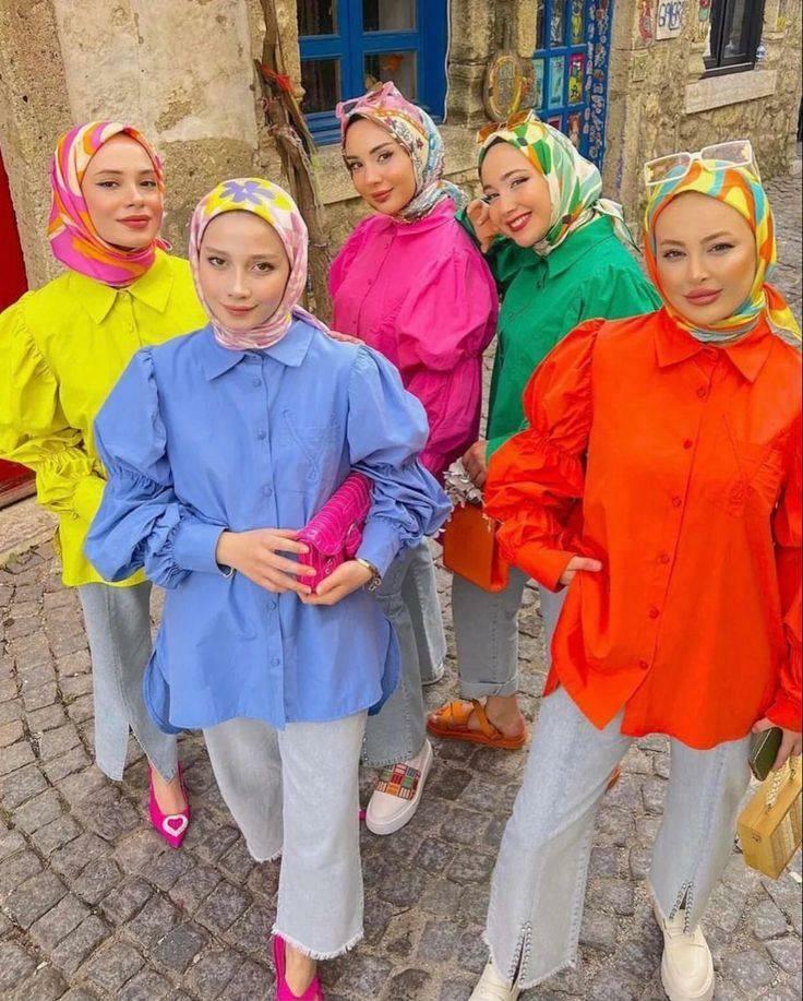 Hijab mode i kontrastfärg