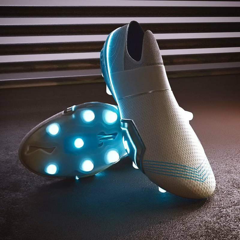 'Tesla' skor från Nike och Adidas designer