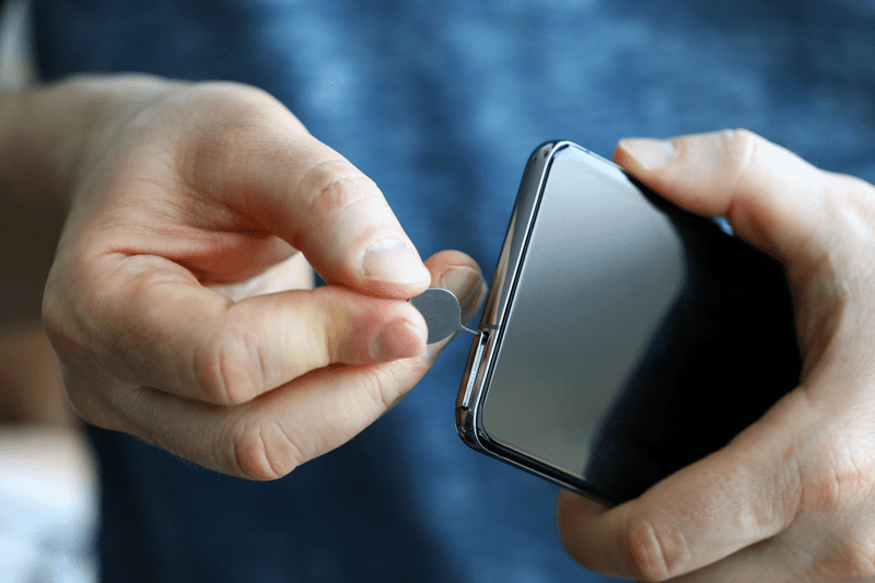Mata ut ett SIM-kort på en Android-smarttelefon