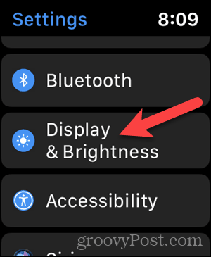 Tryck på Display & Brightness i inställningarna på din Apple Watch