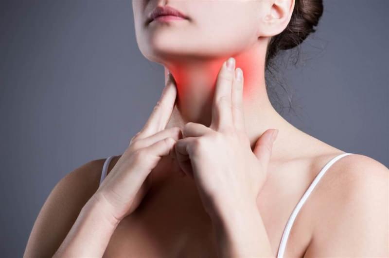 Vad är tonsillit och vilka är dess symtom? Om ena sidan av halsen gör ont ...