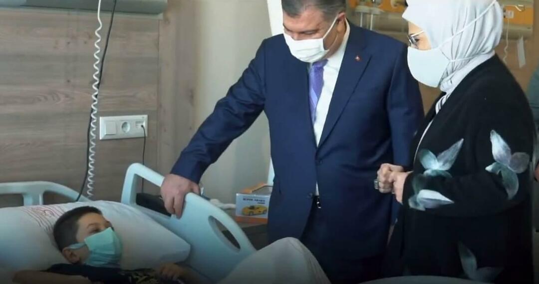 Emine Erdoğan besökte barn med cancer med Fahrettin Koca