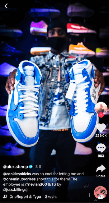 tiktop-inlägg av @ alex.stemp som visar sin tennissko-produkt i blått och vitt