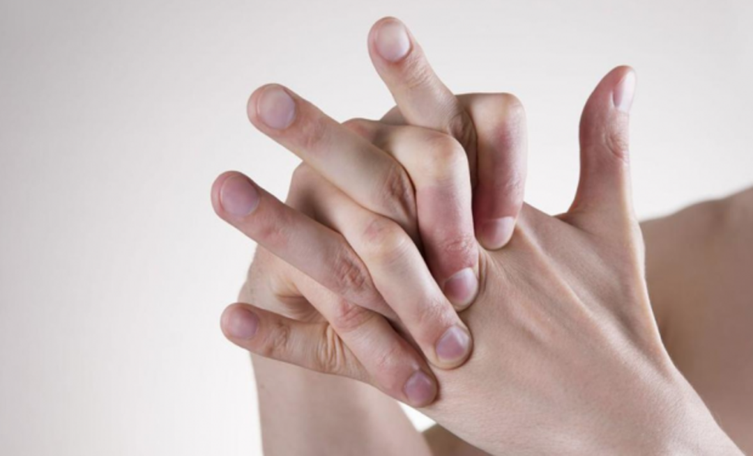 Vad är skadan med att knäcka fingrar, hur lämnar man det?