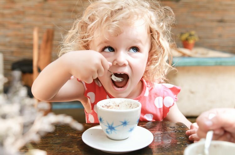 Kan barn dricka kaffe? Är det skadligt?