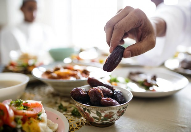 Hur skulle vår profet göra iftar? Virtue of date
