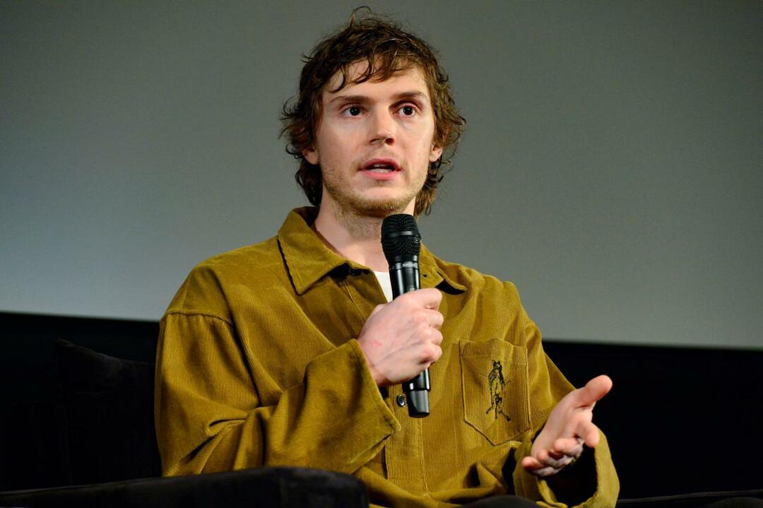 Evan Peters som Jefrrey Dahmeri 