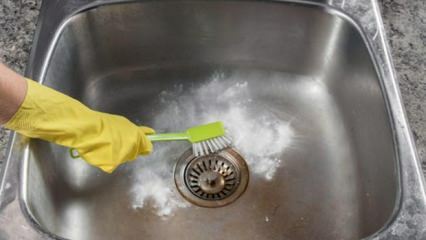 Hur rengör du en diskbänk i rostfritt stål? 