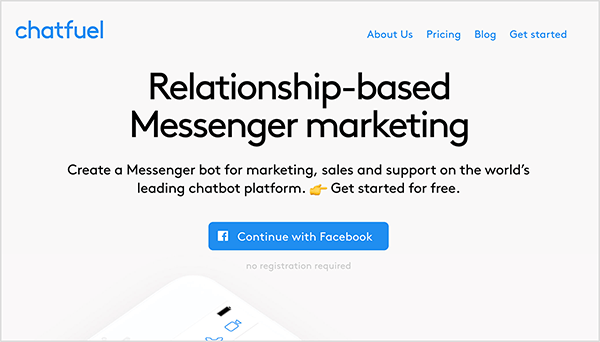 Chatfuel-hemsidan visar företagsnamnet i blå text uppe till vänster. I det övre högra hörs följande navigeringsalternativ också i blå text: Om oss, prissättning, blogg och komma igång. Högst upp på webbsidan står en stor rubrik "Relationsbaserad Messenger-marknadsföring" i svart text. Under rubriken, även i svart text, finns två meningar: ”Skapa en Messenger-bot för marknadsföring, försäljning och support på världens ledande chatbotplattform. Kom igång gratis. ” Under denna text finns en blå knapp som säger "Fortsätt med Facebook". Mary Kathryn Johnson konstaterar att Chatfuel är en app som du kan använda för att skapa en Messenger-bot.
