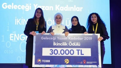 Utmärkelser av kvinnor som skriver framtiden från First Lady Erdoğan