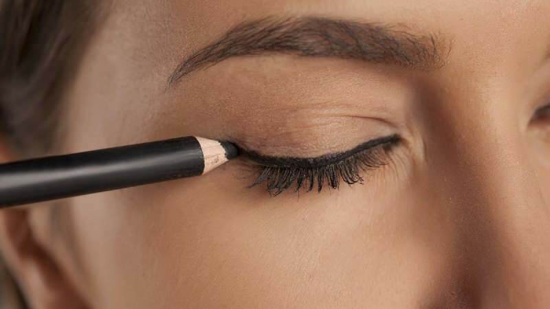 Hur man ritar den enklaste eyeliner? Vilka är metoderna för att rita eyeliner?