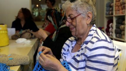 Pensionerade kvinnor stickar mode för att hålla jämna steg