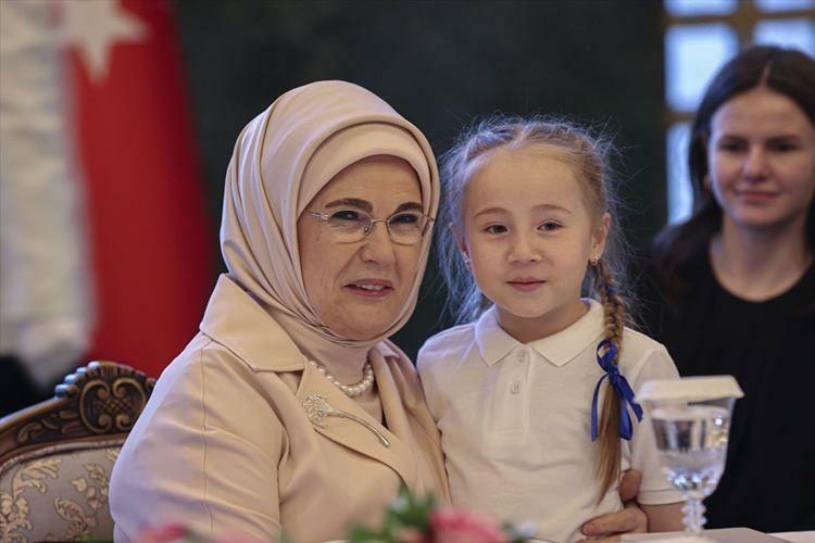 Emine Erdoğan firade den internationella dagen för flickbarnet