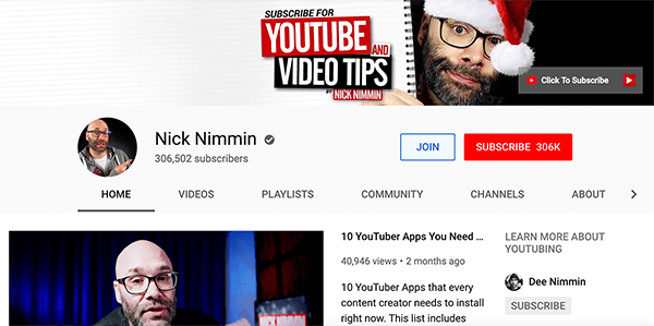 Detta är en skärmdump av Nick Nimmins YouTube-kanal. Överst visar omslagsbilden Nick i en santa hatt. Han kikar ut bakom en bild av en spiralbunden anteckningsbok. Text på anteckningsboksidan säger "Prenumerera på YouTube och videotips". Hans kanal som 306 502 prenumeranter.