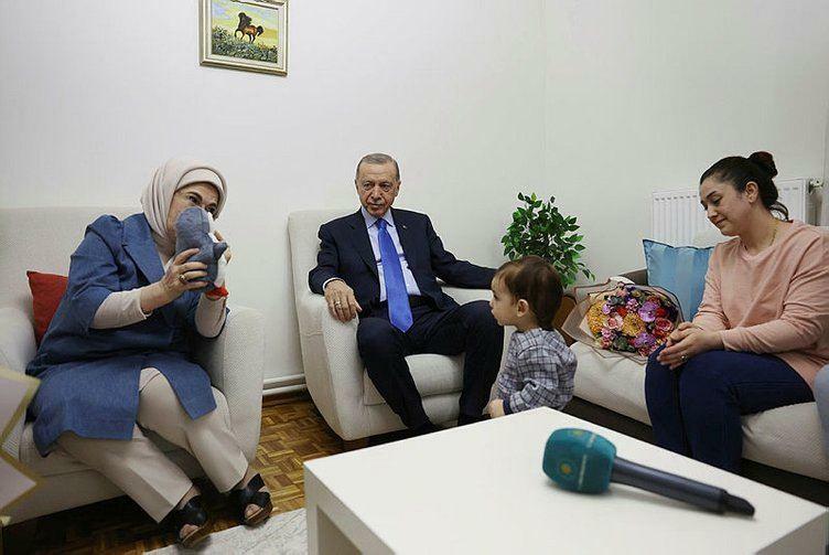 President Recep Tayyip Erdoğan och hans fru Emine Erdoğan besökte familjen som överlevde jordbävningen