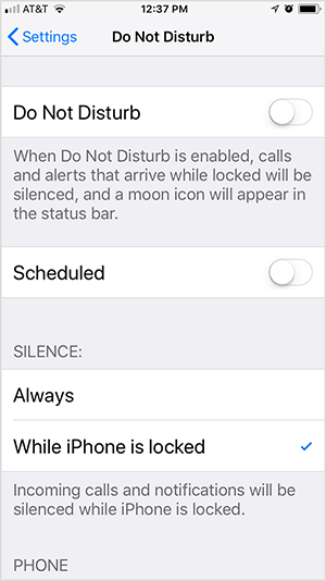 Detta är en skärmdump av inställningarna för iOS stör inte. Det första alternativet är att slå på eller av Stör ej. I denna skärmdump är inställningen avstängd. Nedanför inställningen är texten ”När stör inte är aktiverad, samtal och varningar som kommer medan de är låsta kommer att vara tyst, och en måneikon visas i statusfältet. ” Under det här alternativet finns det schemalagda alternativet, som växlas av. Sedan visas två alternativ för tystnad: Alltid eller medan iPhone är låst. I denna skärmdump är Medan iPhone är låst vald och följande text visas ”Inkommande samtal och meddelanden kommer att vara tystnad medan iPhone är låst. ” Todd Bergin aktiverar Stör ej och tyst alltid meddelanden medan han streamer ett Instagram Live video.