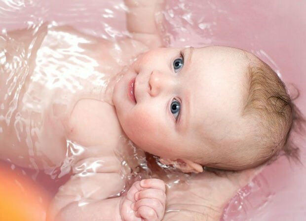 Hur man tar ett bad för spädbarn?