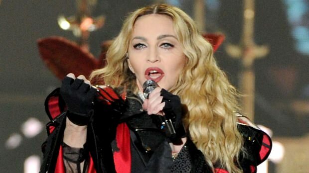 Kallas Madonna: Sjunger på scenen för mördare