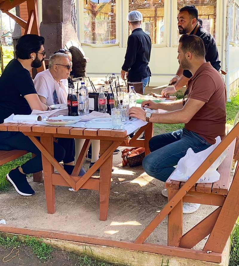 Mehmet Ali Erbil och Burak Memişoğlu medan de äter 