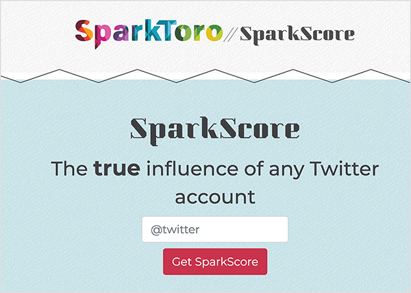 Detta är en skärmdump av SparkScore-webbsidan. Högst upp är SparkToro-logotypen, som är namnet i ett extra djärvt teckensnitt med geometriska områden med regnbågsfärger. Efter två snedstreck framåt är verktygets namn, SparkScore. Tagline är "Det verkliga inflytandet från alla Twitter-konton". Under taglinjen finns en vit textruta som uppmanar användaren att ange sitt Twitter-handtag och en röd knapp märkt Get SparkScore.