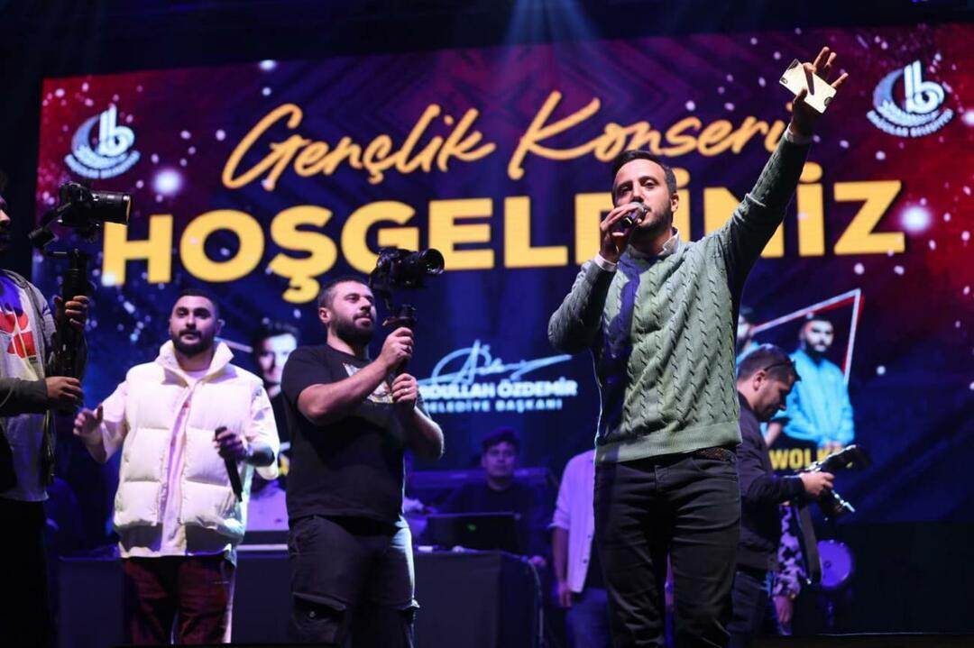 Mustafa Ceceli blåste som en vind på ungdomskonserten i Bağcılar!