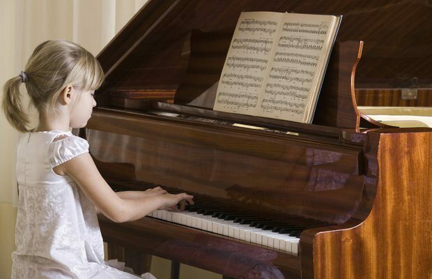 Vid vilka åldrar kan barn spela musikinstrument?