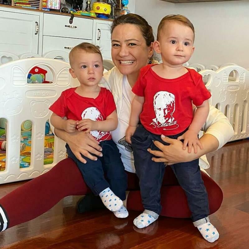 Presentatör Ezgi Sertels nya pose med sina tvillingbarn!