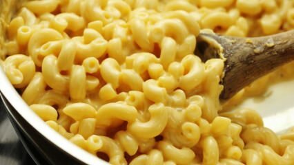 Hur värms pasta upp? Vad bör man göra för att förhindra pasta från klumpig?