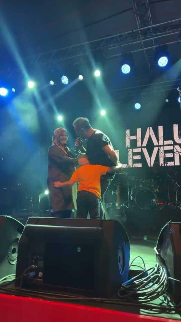 Haluk Levent tog åtgärder för Muhammet Ali, som förlorade sin mamma på sin konsert