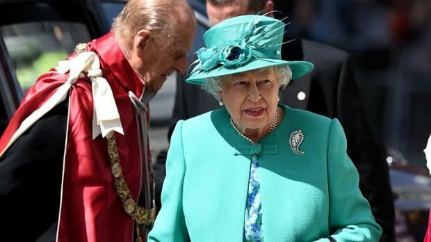 Drottning av England 2. Elizabeth letar efter en städpersonal i sitt palats! Lycka att hitta den döda flugan ...