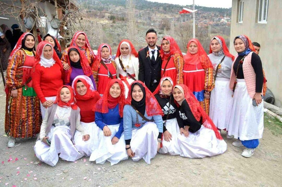 En brud kom till Denizli från Indonesien för den turkiska unga mannen hon träffade på sociala medier