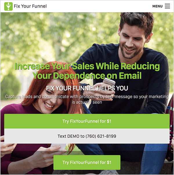 Detta är en skärmdump av Fix Your Funnel-webbplatsen. Ett navigeringsfält med vit bakgrund löper överst. Överst till vänster visas Fix Your Funnel-logotypen bredvid företagsnamnet i svart text. Logotypen är en grön fyrkant med en vit illustration av en tratt. Till höger finns en hamburgermeny. Webbplatsbakgrunden är ett foto av en vit kvinna och en vit man som sitter utomhus bland några träd på en solig dag och tittar på deras smartphones. Kvinnan ler. Hon har långt rött hår och har en lila skjorta med turtleneck. Mannen ler också. Han har kort, mörkbrunt hår och ett kort, mörkbrunt skägg. Han har på sig en svart, långärmad t-shirt och jeans. Över bilden är en rubrik i grön text som säger "Öka din försäljning samtidigt som du minskar ditt beroende av e-post". Under rubriken finns en underrubrik i vit text, “Fix Your Funnel Helps You”. Då säger mindre vit text "Fånga leads och kommunicera med propsects via SMS så att din marknadsföring faktiskt ses". Under denna text finns två breda knappar. En grön knapp med vit text säger ”Prova FixYourFunnel för $ 1”. En ljusgrå knapp med svart text säger ”Text DEMO till (760) 621-8199”. Under dessa breda knappar finns en smalare grön knapp med vit text som också säger "Prova FixYourFunnel för $ 1". Oli Billson säger att du kan använda Fix Your Funnel with Infusionsoft för att automatisera textmeddelanden i sin telefontrattram.