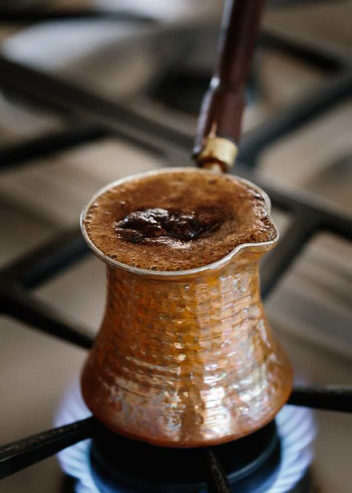 Hur tar man bort bitterheten i kaffe? Metoder för att lindra smärtan från turkiskt kaffe