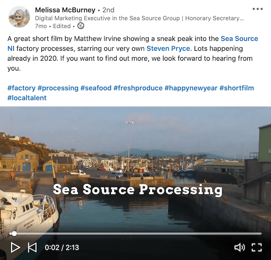 exempel på en linkedin-video från melissa mcburney från havskällgruppen som visar några bilder bakom kulisserna från deras fabriksprocesser