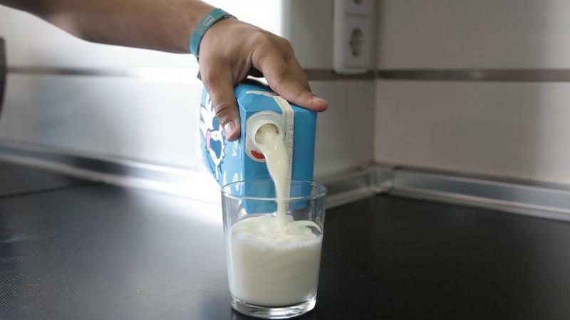 Hur man undviker att stänk runt när man häller mjölk