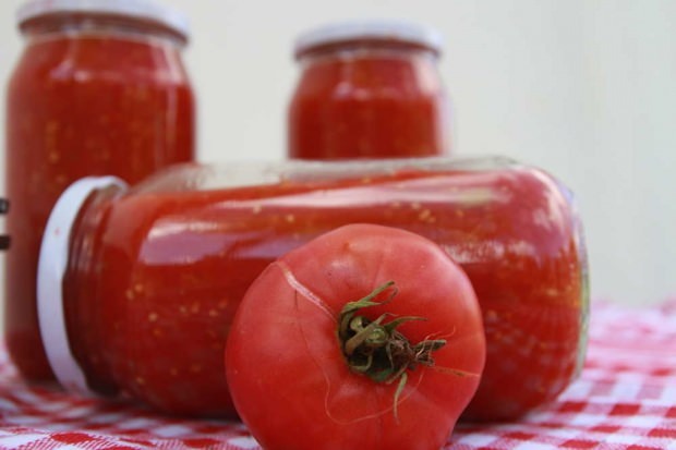 Hur gör jag konserverade tomater hemma? Tips för att förbereda vintermän