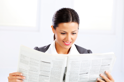 affärskvinna läser en tidning