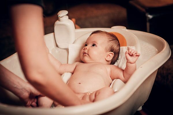 Hur tvättar du en baby ensam?