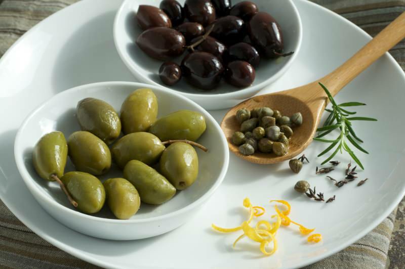 Hur känner man igen falska oliver? Hur får oliv svart färg? För att mörka olivoljan ...