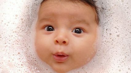 Baby sväljer vatten medan du badar! Hur ges ett läkande bad till ett nyfött barn?