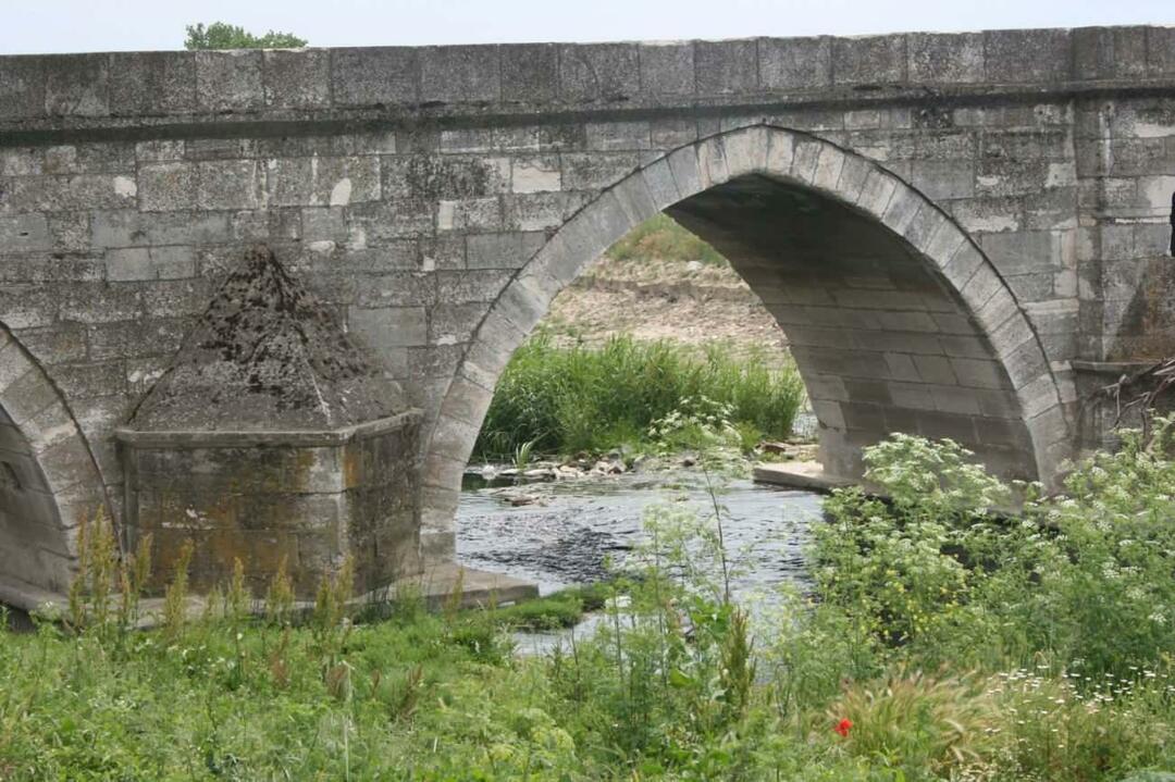 Ramar från Sokullu Mehmet Pasha Bridge