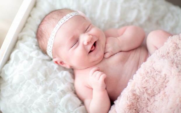 hur hicka och nysningar passerar hos spädbarn